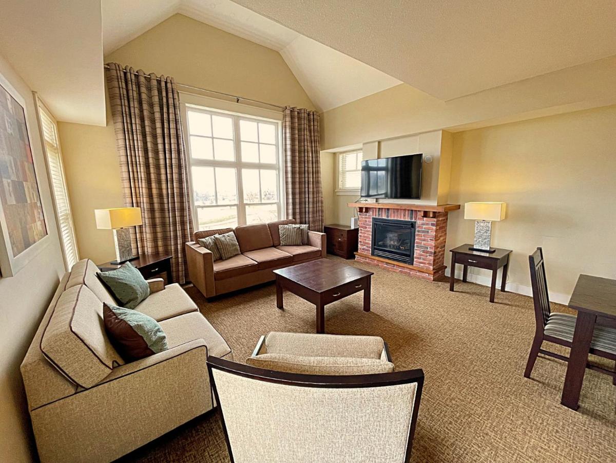 Spacious Blue Mountain 2 Storey - Wifi, Pool, Close to the Village & Golf - Housity