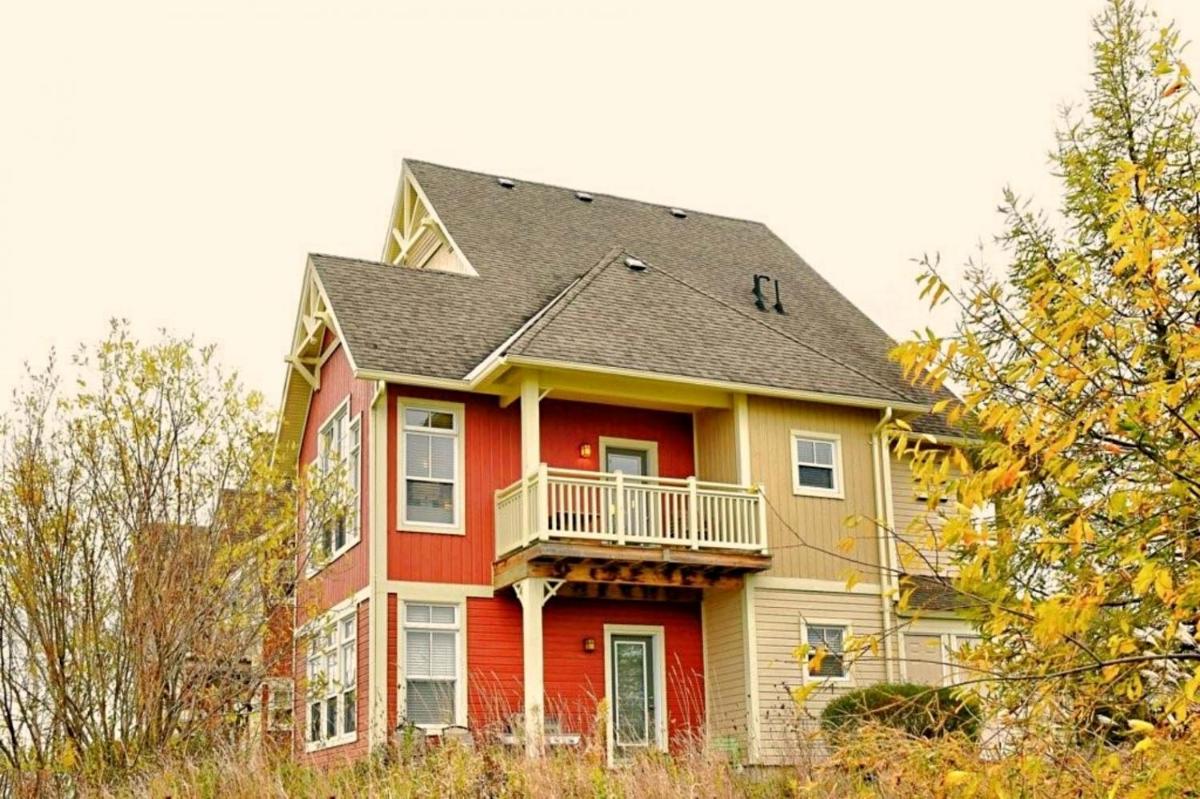 Spacious Blue Mountain 2 Storey - Wifi, Pool, Close to the Village & Golf - Housity