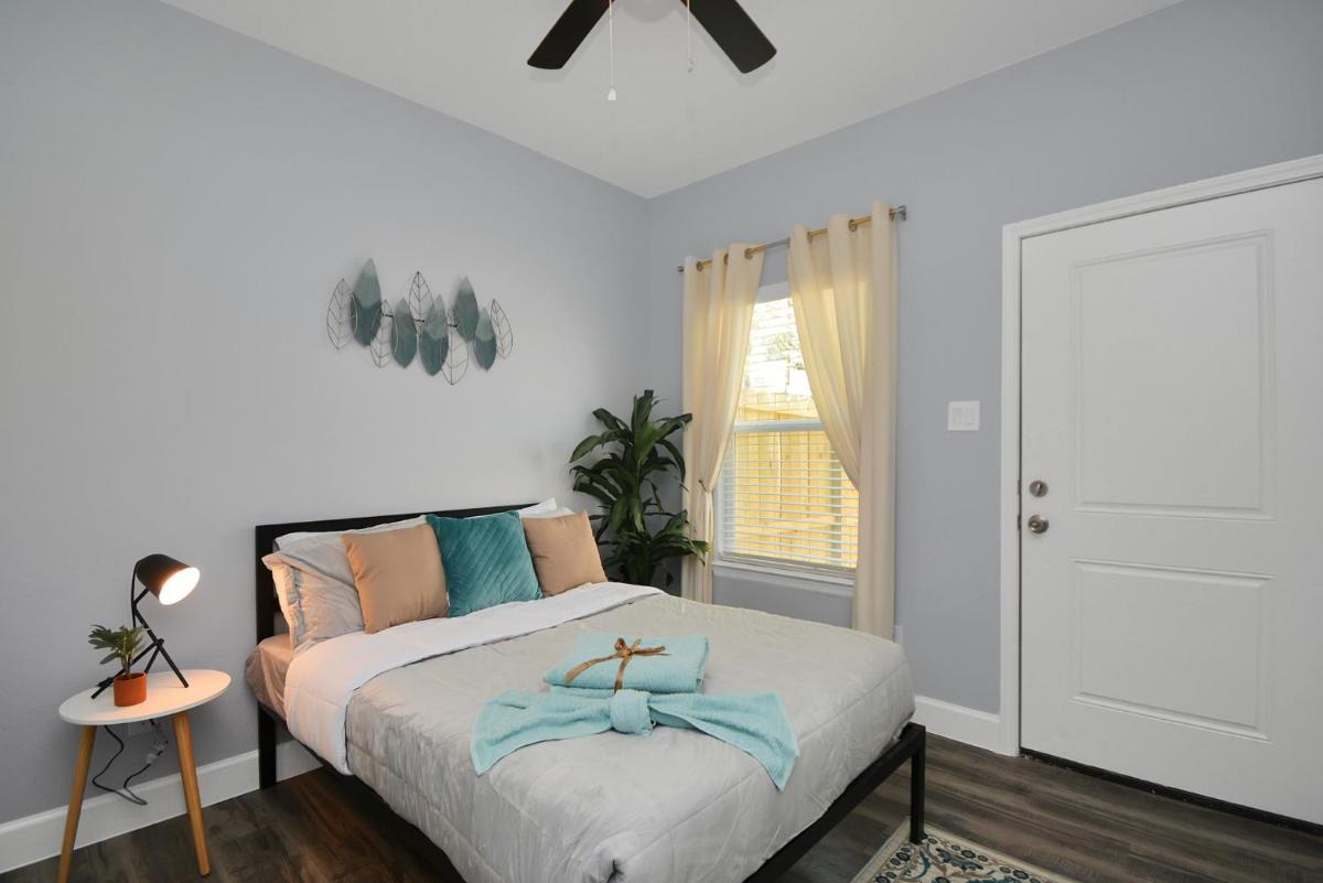 Cozy House for group trips - Near Hobby, NRG, Med Center, UH, TSU - Housity