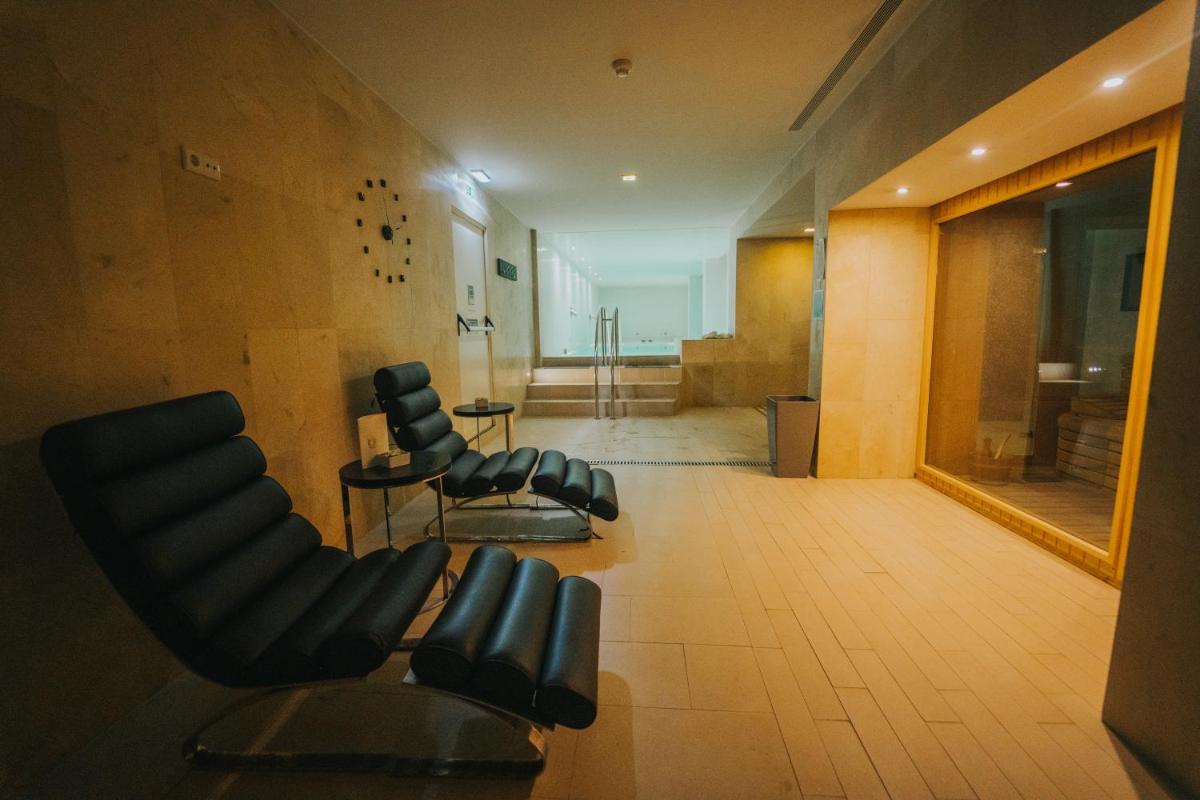 Uma área de estar em Sweet Atlantic Hotel & Spa
