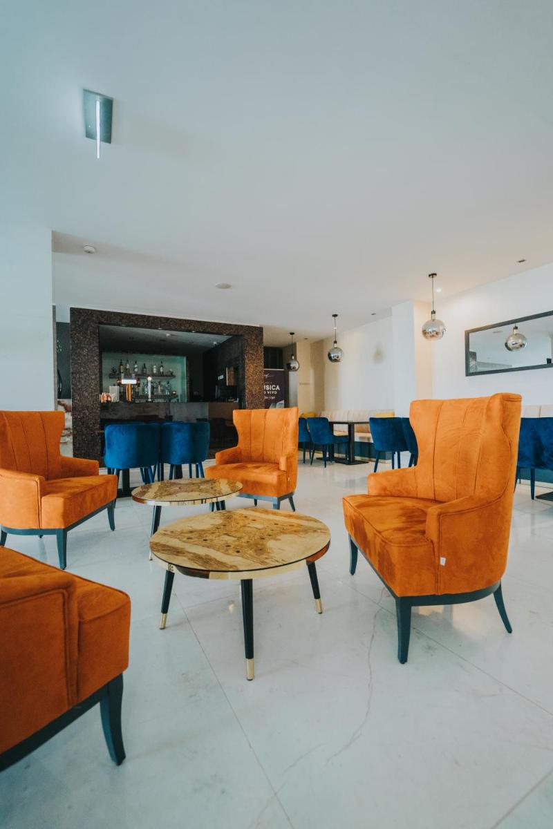 Uma área de estar em Sweet Atlantic Hotel & Spa
