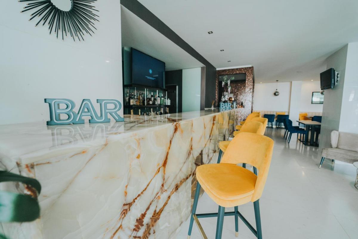 A área de bar ou lounge em Sweet Atlantic Hotel & Spa