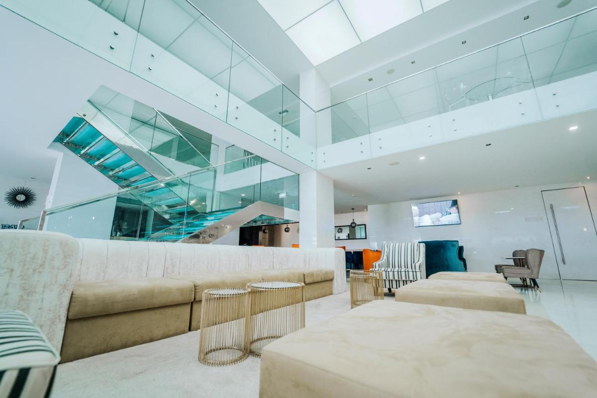 Uma área de estar em Sweet Atlantic Hotel & Spa