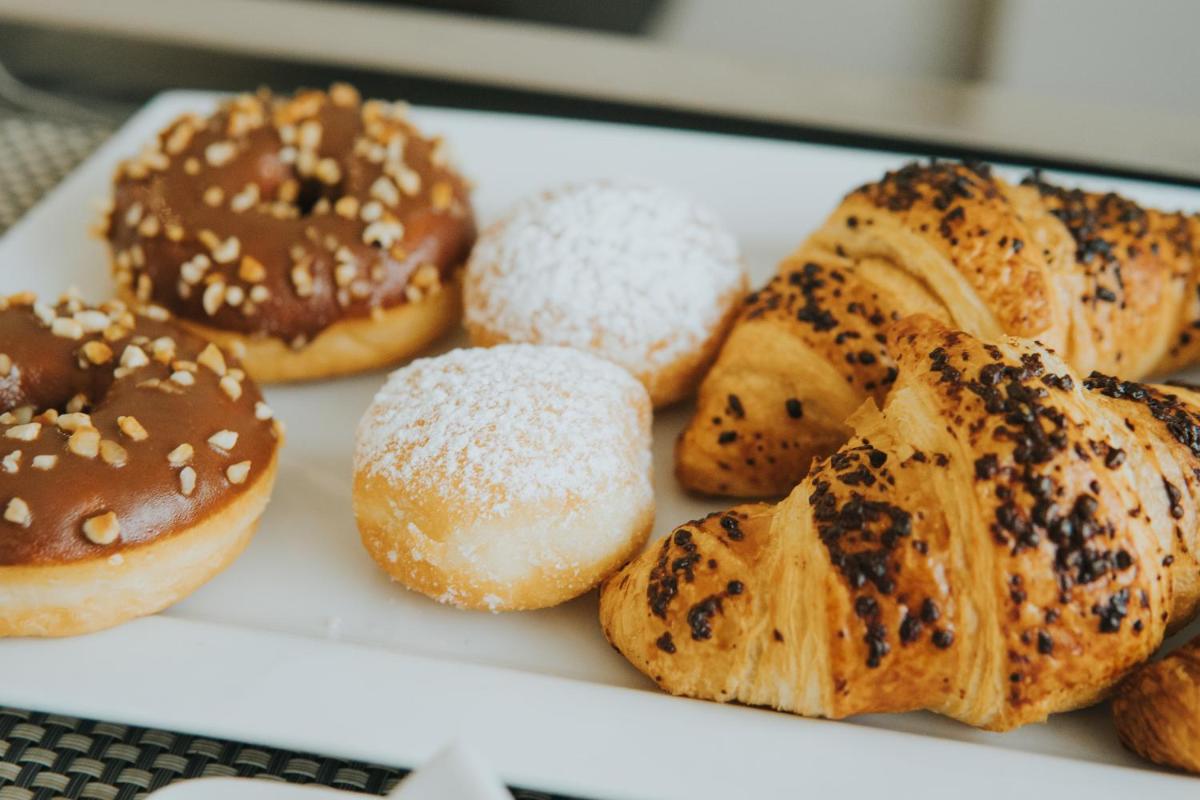 um prato com diferentes tipos de donuts sobre uma mesa em Sweet Atlantic Hotel & Spa na Figueira da Foz