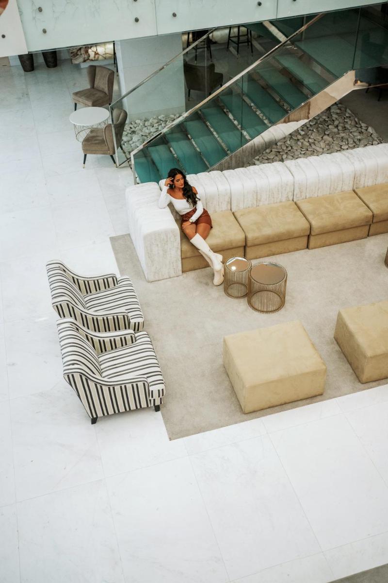 Uma área de estar em Sweet Atlantic Hotel & Spa
