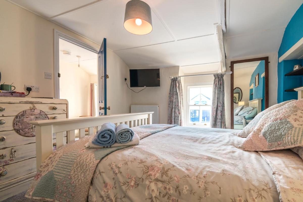 Manorbier Castle Inn Bay Room - Housity