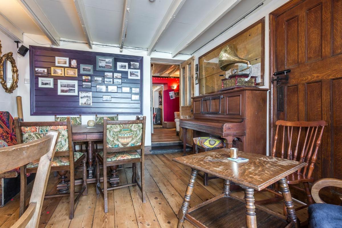 Manorbier Castle Inn Bay Room - Housity