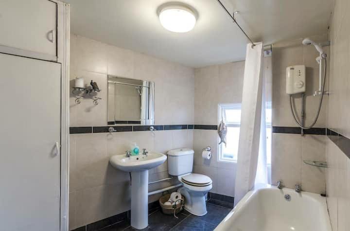 Manorbier Castle Inn Bay Room - Housity