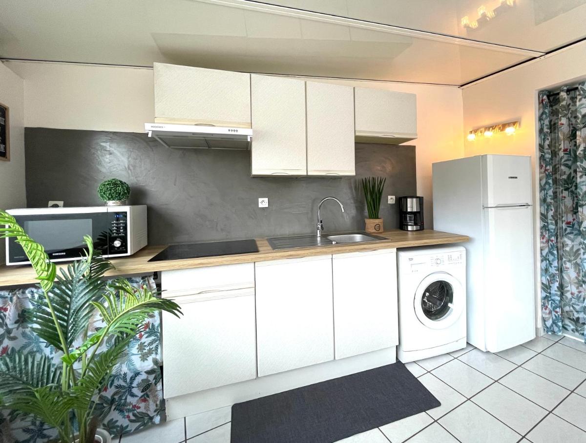 Cuisine ou kitchenette dans l'établissement La Maison Blanche