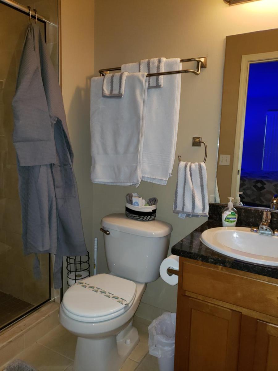 Cozy Tri-level Townhouse - 3 min from Outdoor Mall at Partridge Creek - Housity