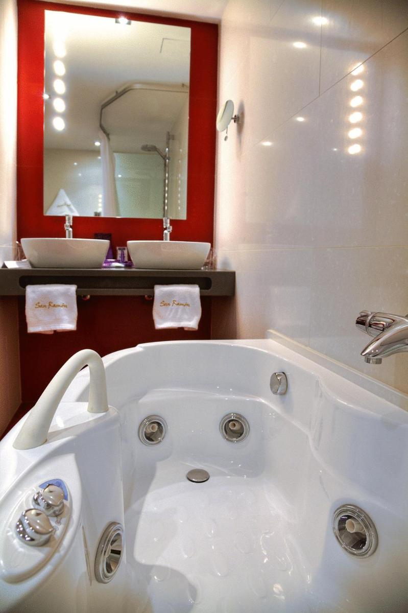 Un baño de San Ramón del Somontano