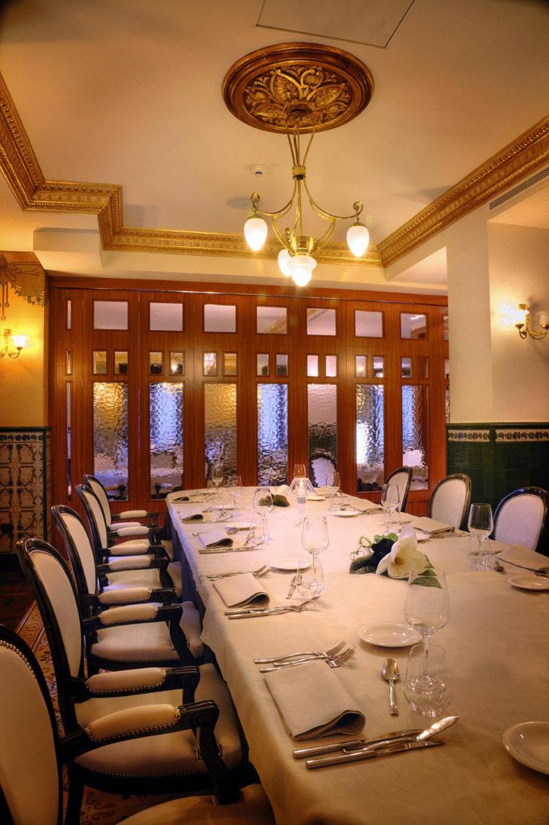 un comedor largo con una mesa larga con sillas en San Ramón del Somontano, en Barbastro 49 fotos más