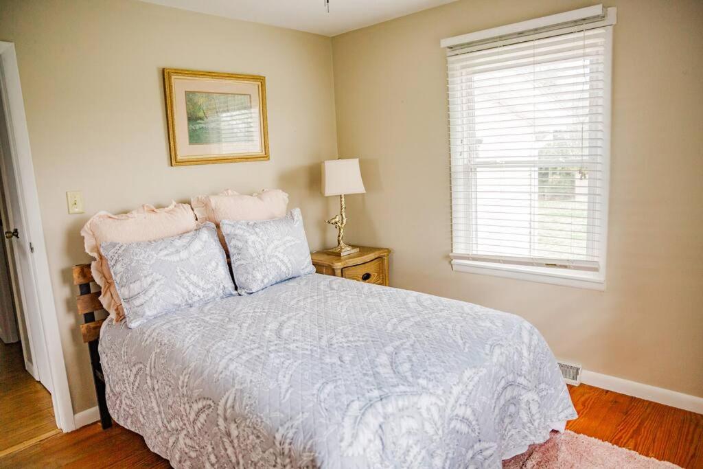 Cozy Cottage w All of the Amenities Bed and Breakfast Hiking and Fishing Allowed - Housity