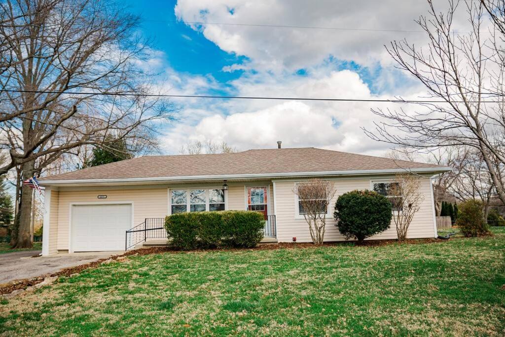 Cozy Cottage w All of the Amenities Bed and Breakfast Hiking and Fishing Allowed - Housity