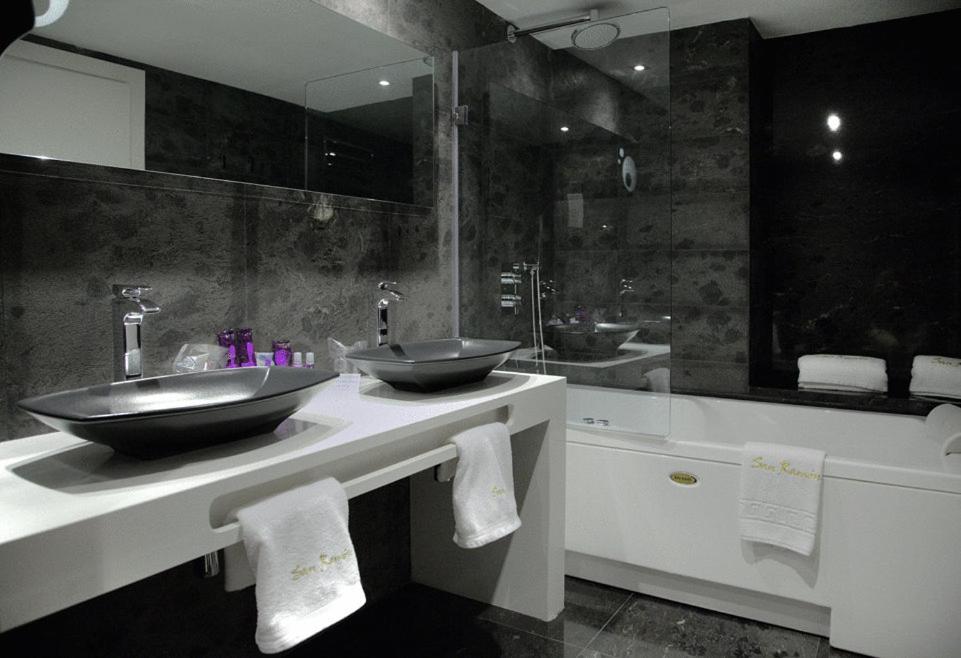 Un baño de San Ramón del Somontano