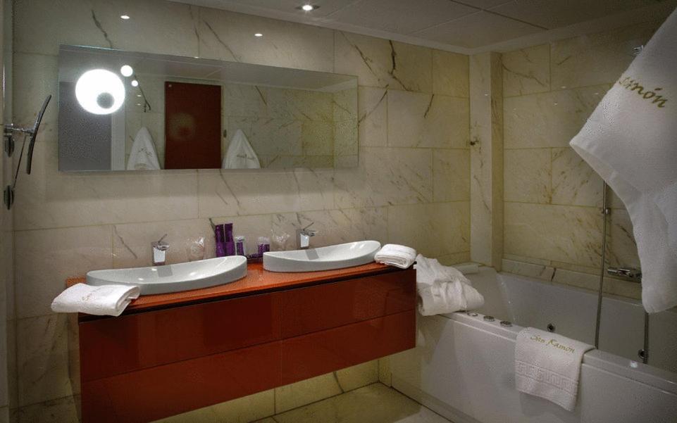 Un baño de San Ramón del Somontano