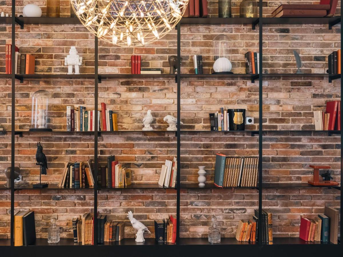 Bibliothèque dans l'hôtel