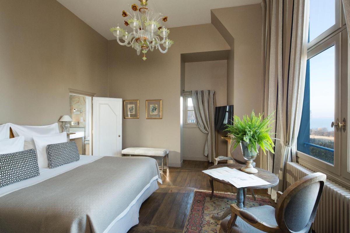 Un ou plusieurs lits dans un hébergement de l'établissement La Ferme Saint Simeon Hotel & Spa - Relais & Chateaux