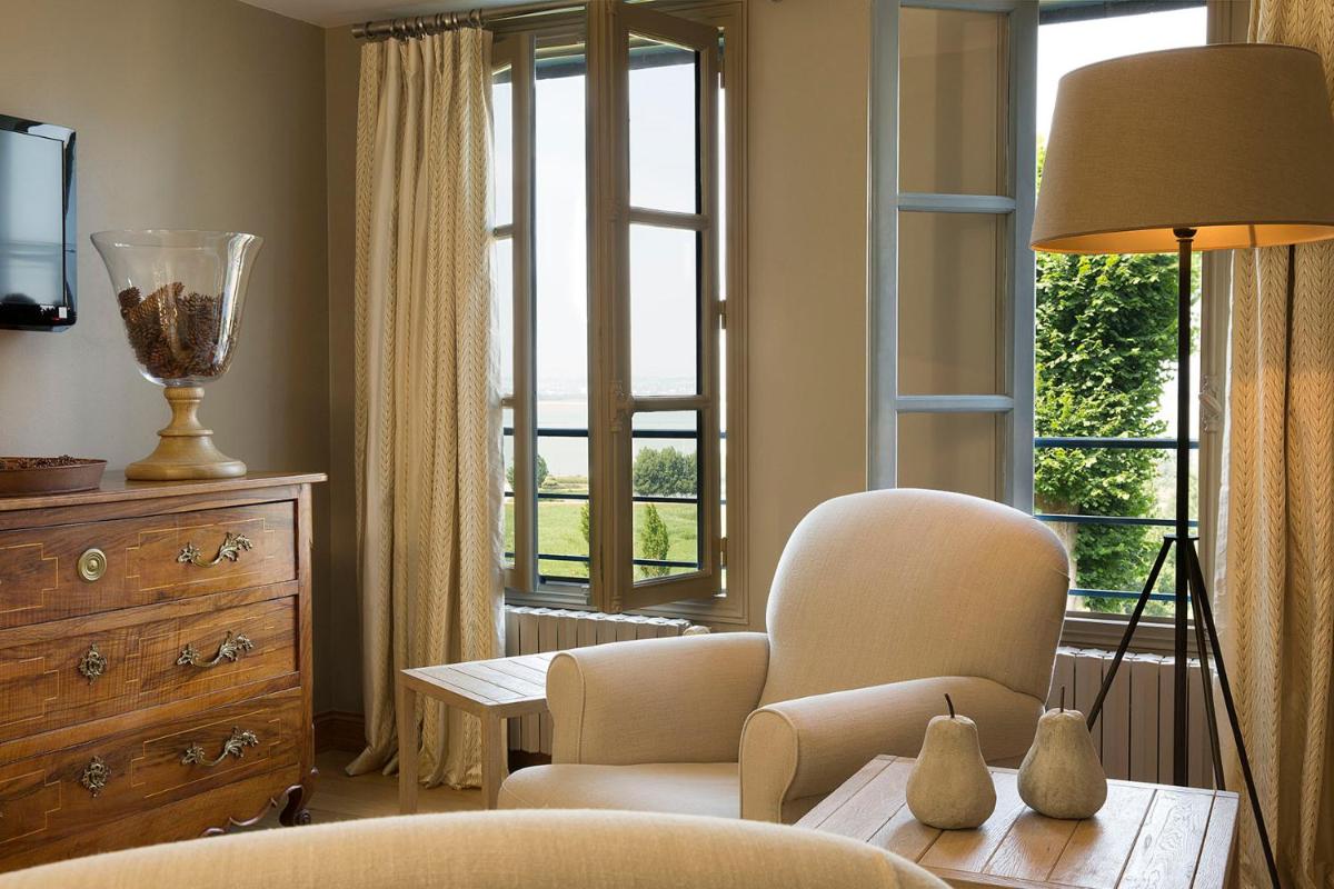 Coin salon dans l'établissement La Ferme Saint Simeon Hotel & Spa - Relais & Chateaux