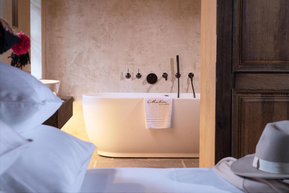 Un ou plusieurs lits dans un hébergement de l'établissement La Ferme Saint Simeon Hotel & Spa - Relais & Chateaux