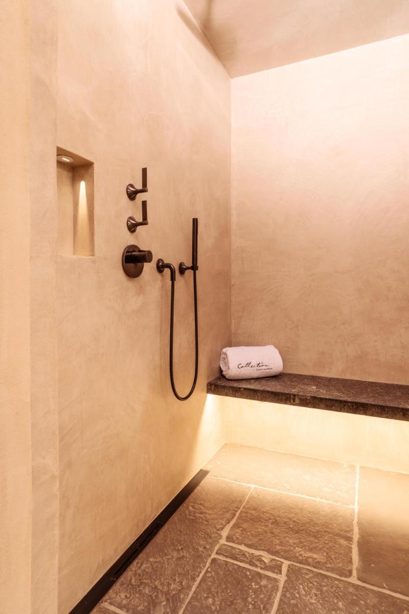 Salle de bains dans l'établissement La Ferme Saint Simeon Hotel & Spa - Relais & Chateaux