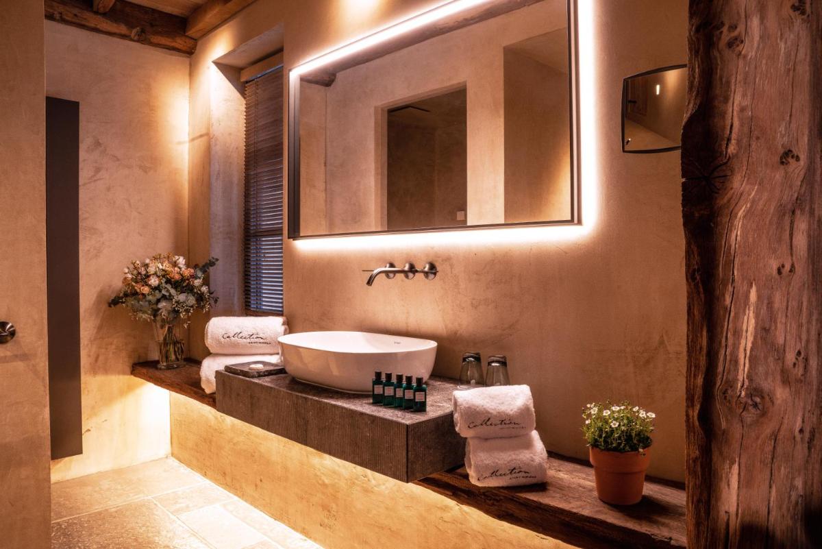 Salle de bains dans l'établissement La Ferme Saint Simeon Hotel & Spa - Relais & Chateaux