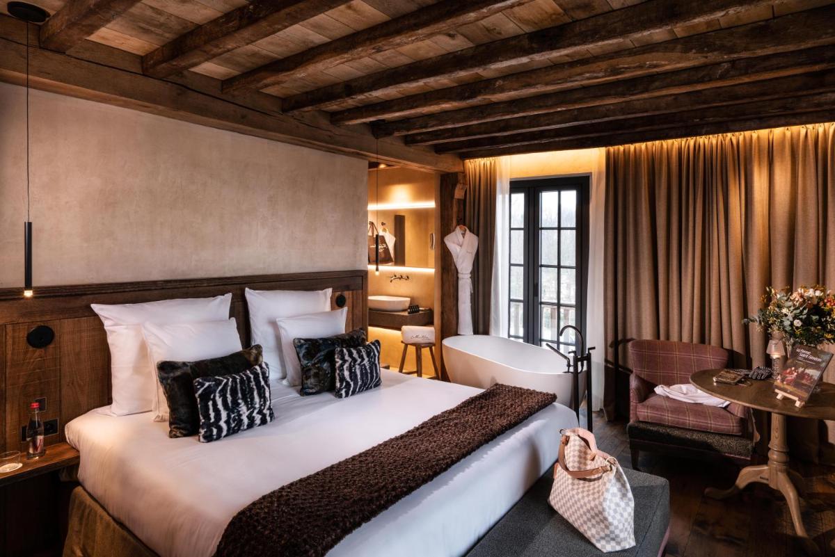 Un ou plusieurs lits dans un hébergement de l'établissement La Ferme Saint Simeon Hotel & Spa - Relais & Chateaux