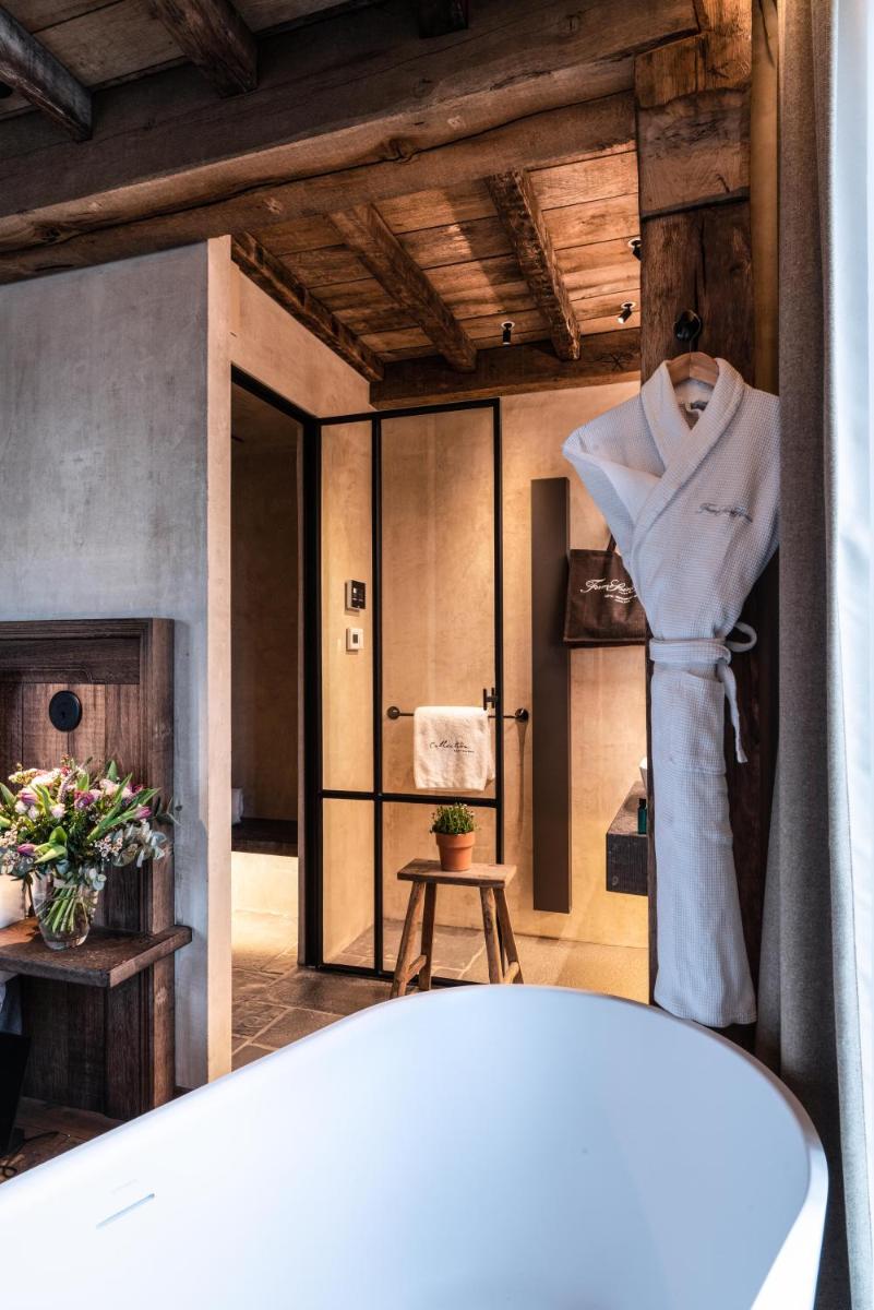 Un ou plusieurs lits dans un hébergement de l'établissement La Ferme Saint Simeon Hotel & Spa - Relais & Chateaux