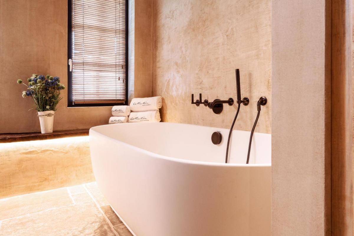 Salle de bains dans l'établissement La Ferme Saint Simeon Hotel & Spa - Relais & Chateaux