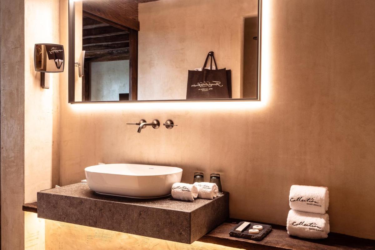 Salle de bains dans l'établissement La Ferme Saint Simeon Hotel & Spa - Relais & Chateaux