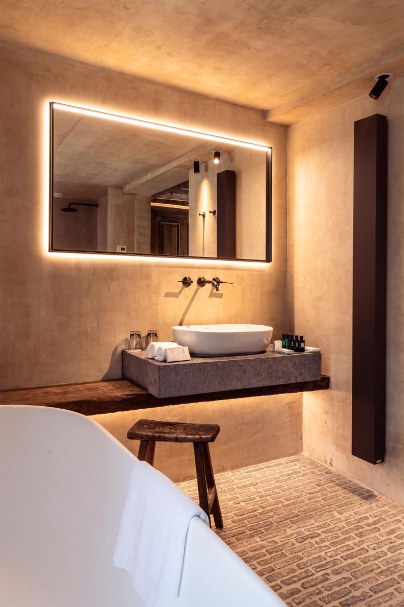 Un ou plusieurs lits dans un hébergement de l'établissement La Ferme Saint Simeon Hotel & Spa - Relais & Chateaux
