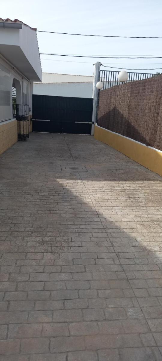Exclusivo chalet con piscina junto a centro comercial, posibilidad de cama supletoria adicional Piscina Disponible hasta 15 de septiembre - Housity