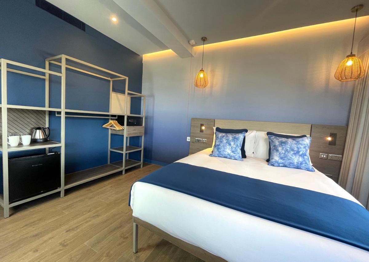 Hex Wildlife Hotel at Yorkshire Wildlife Park - Housity