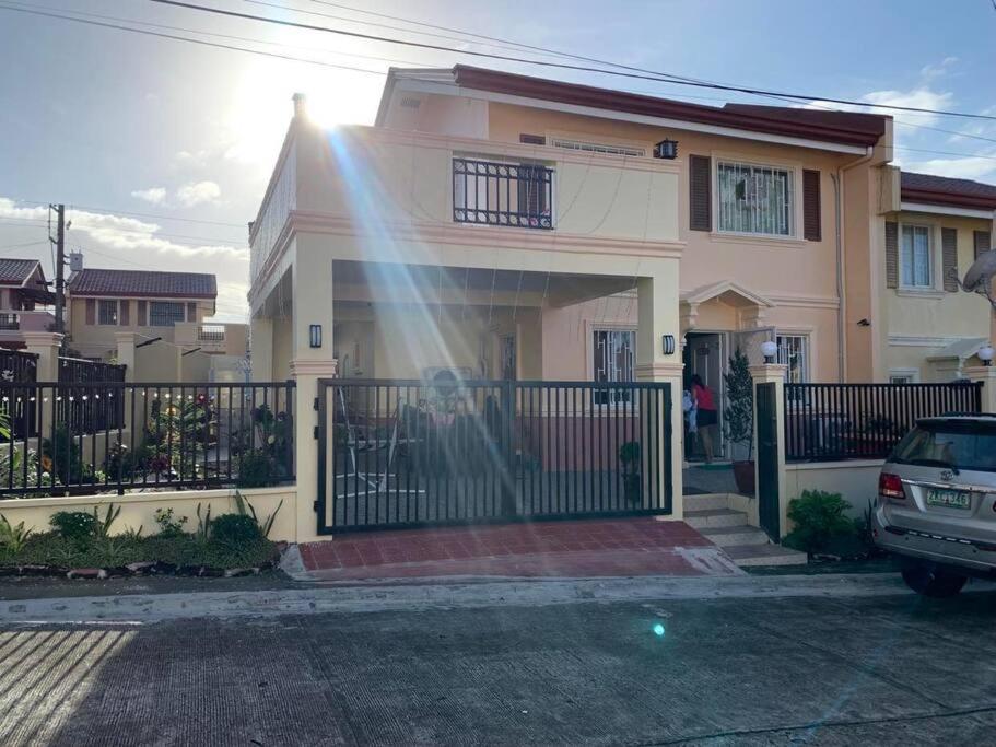Cherish the lavishly furnished house with garden - Housity