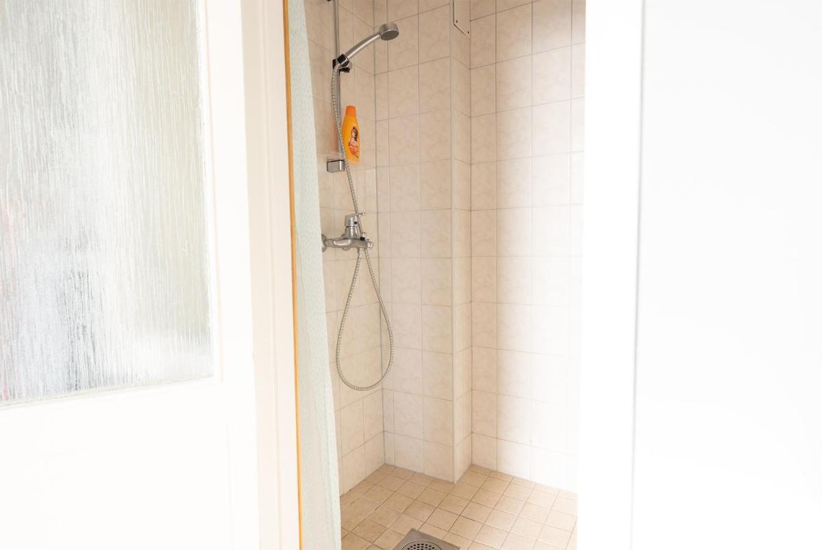2ndhomes Modern & Central 1BR Top Floor home - Housity