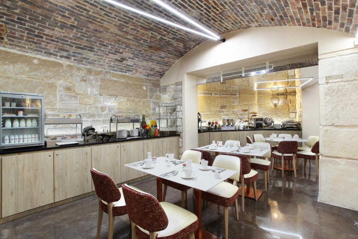 Restaurant ou autre lieu de restauration dans l'établissement Grand Hotel Saint Michel