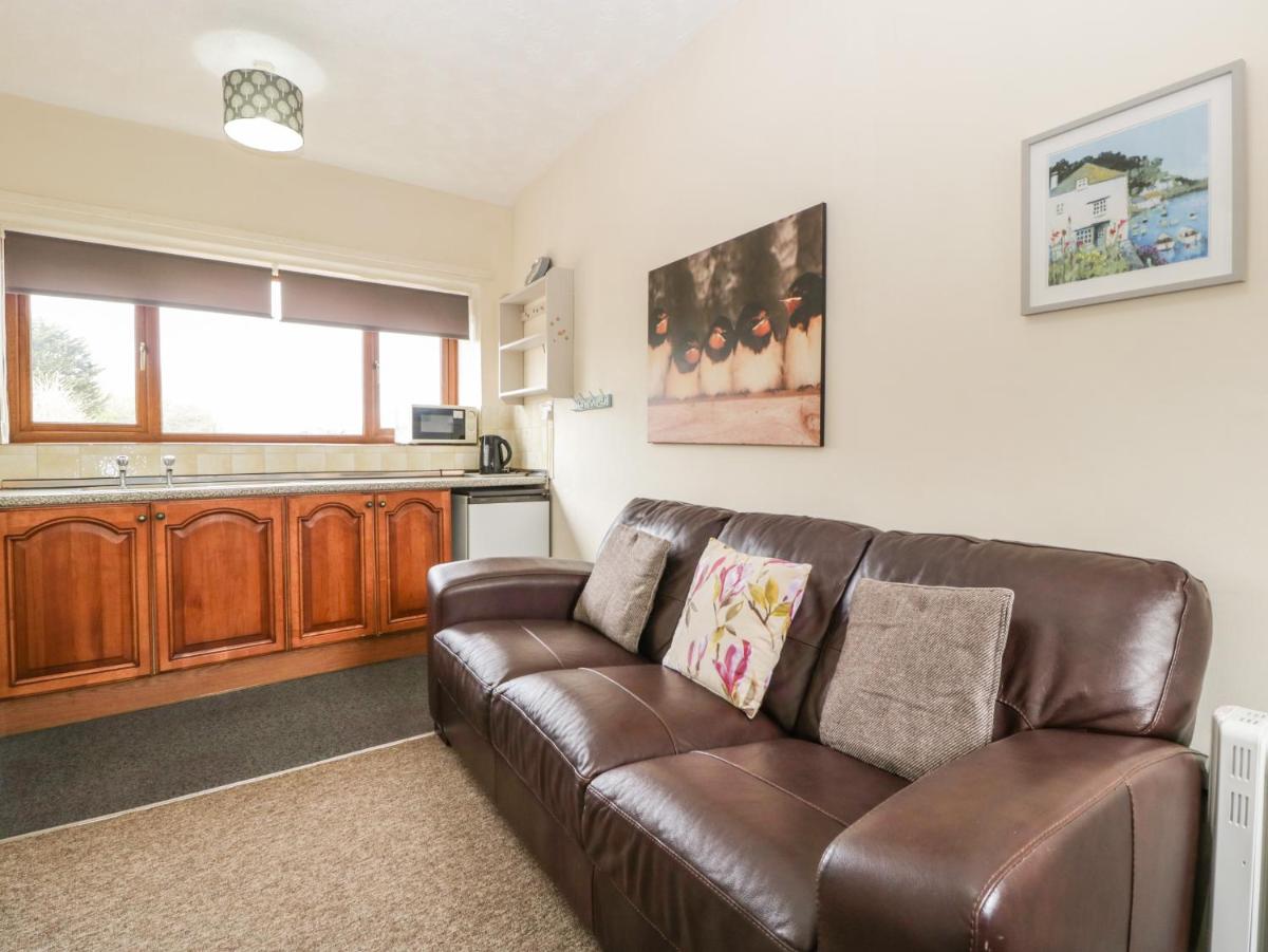 The Wagtails No3 - Housity