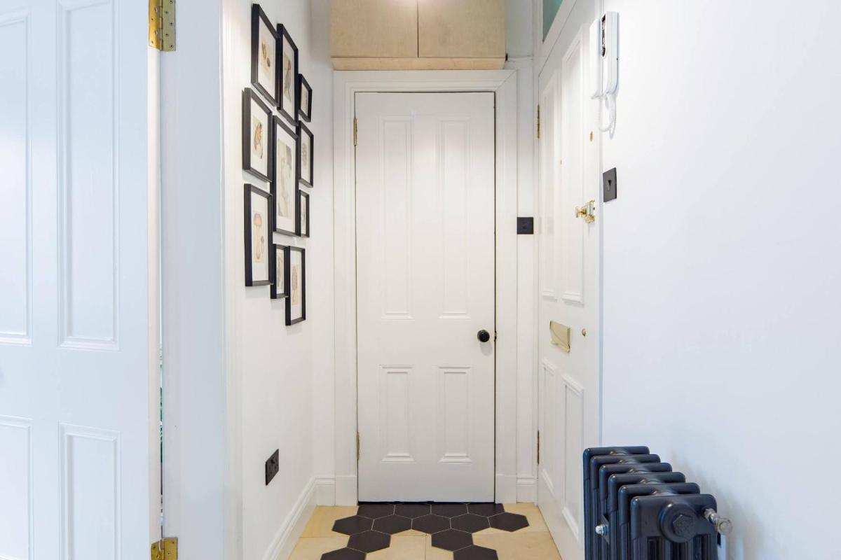 The Plywood Flat, Modern Style In A Traditional Tenement - Housity