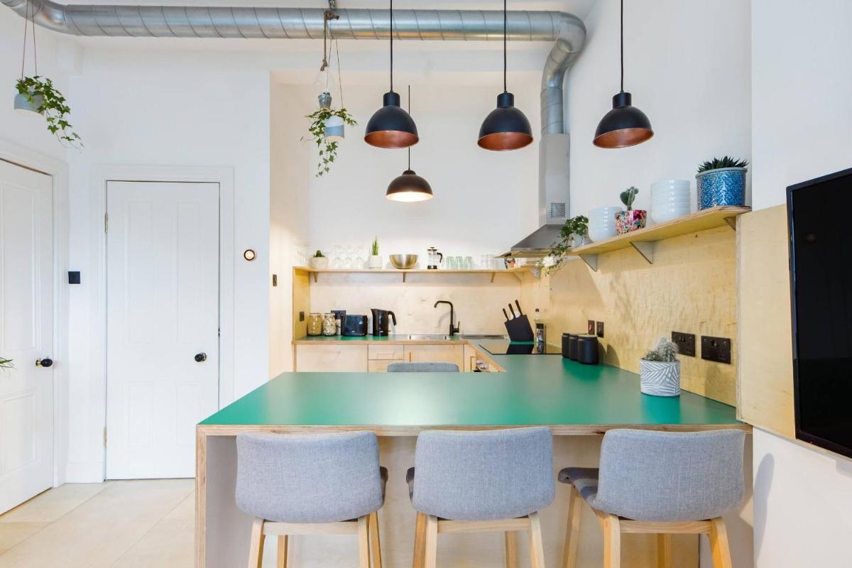 The Plywood Flat, Modern Style In A Traditional Tenement - Housity