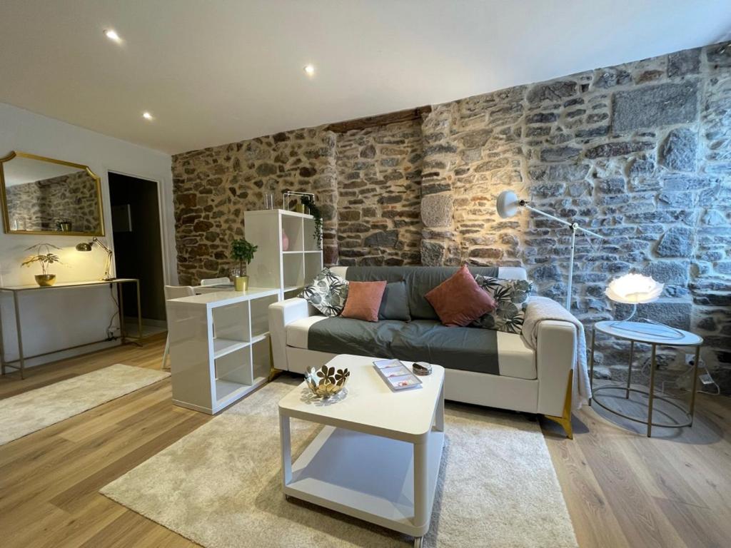 STUDIO HYPERCENTRE à 1 MN PLAGE ET DES PORTS - Housity