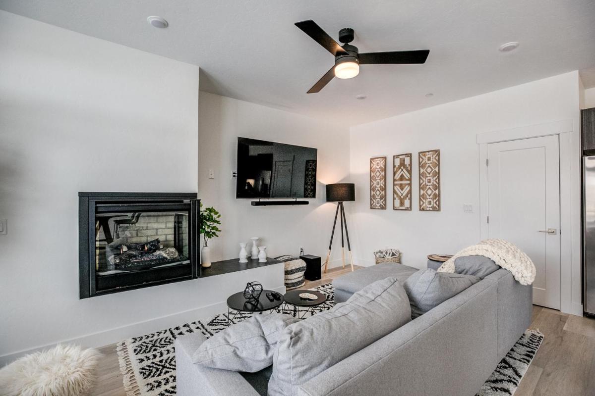 River West Buffalo Mountain Condo - Stylish Retreat - Housity