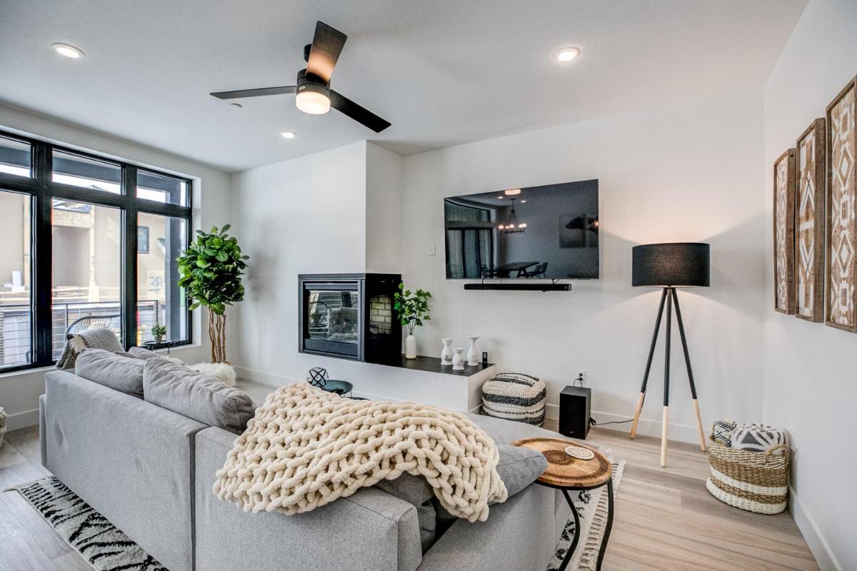 River West Buffalo Mountain Condo - Stylish Retreat - Housity