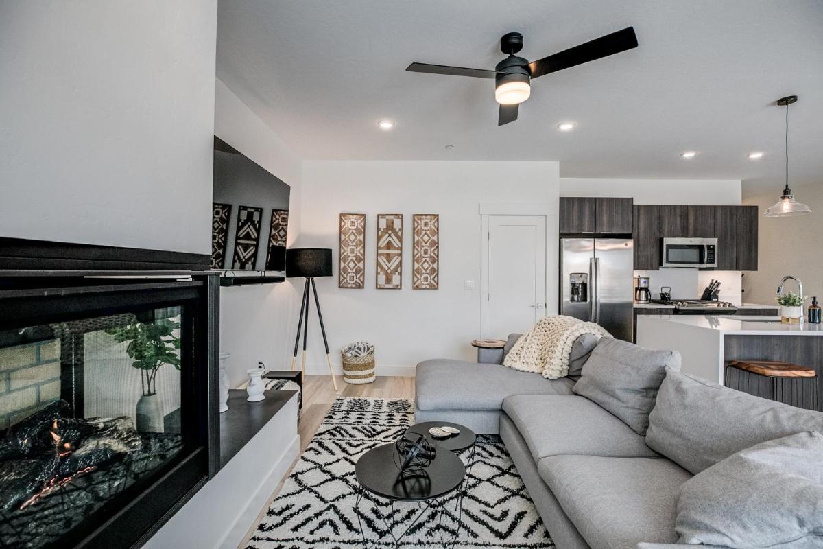 River West Buffalo Mountain Condo - Stylish Retreat - Housity