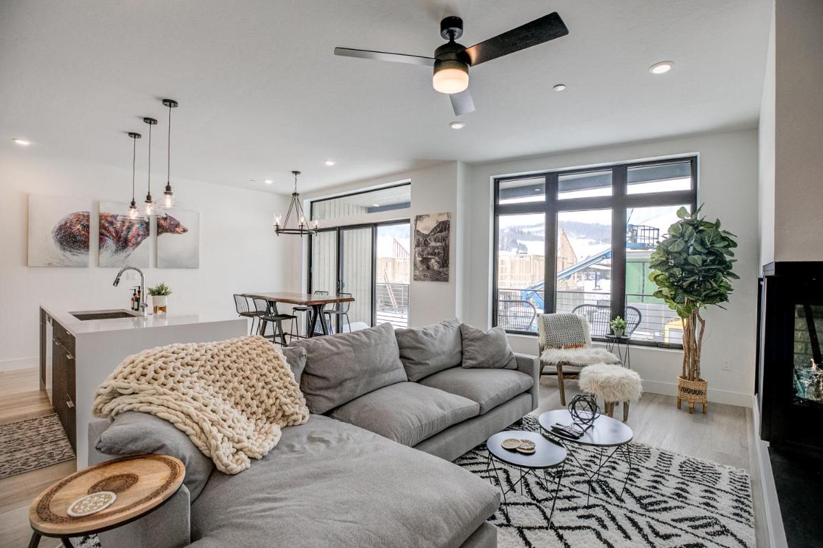 River West Buffalo Mountain Condo - Stylish Retreat - Housity