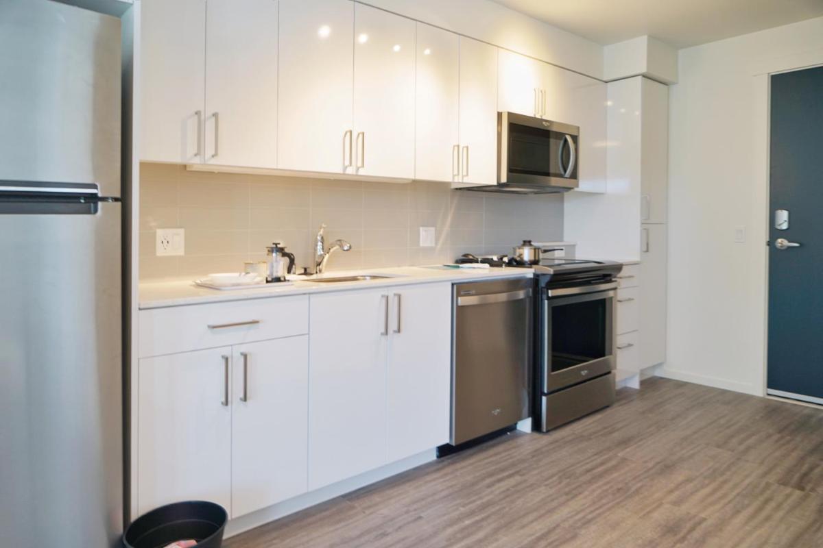 University of Washington New Apartment Studio w/kitchen and balcony - Housity