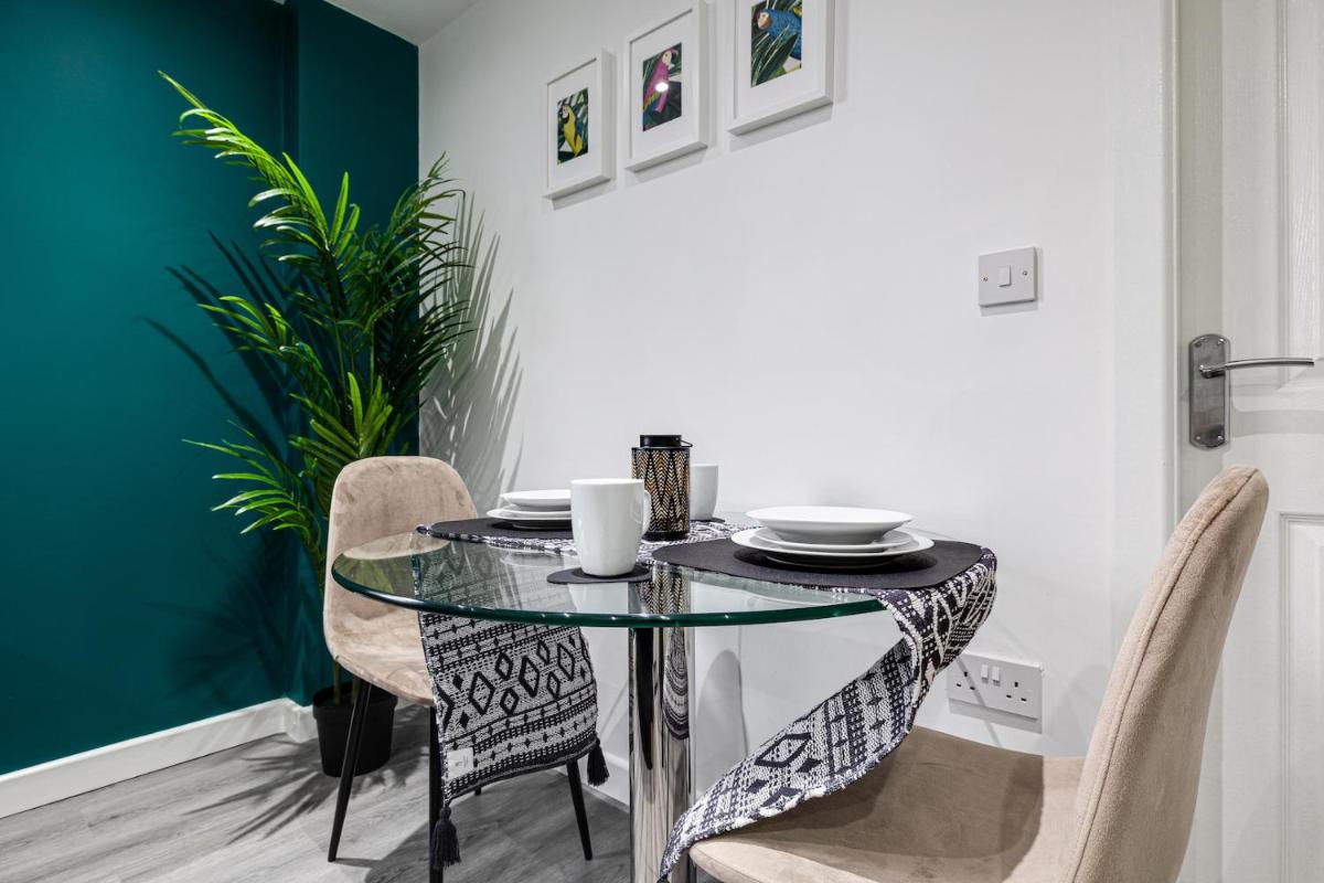 Cosy Modern APT in Heart of Stockport - Sleeps 4 - Housity