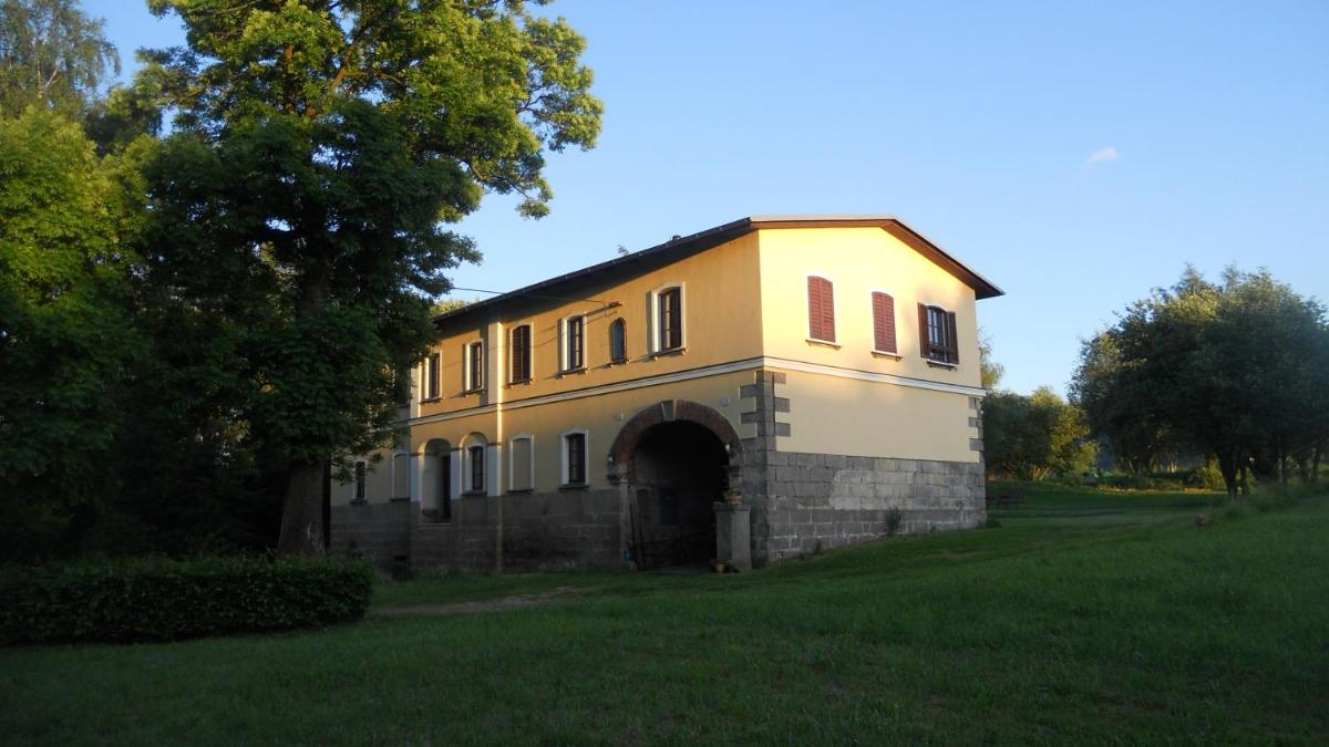 U Dvou lipek pod Broumovskými stěnami - Housity