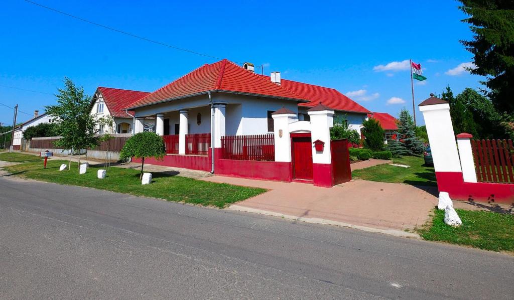 Álmosdi Tópart Vendégház - Housity
