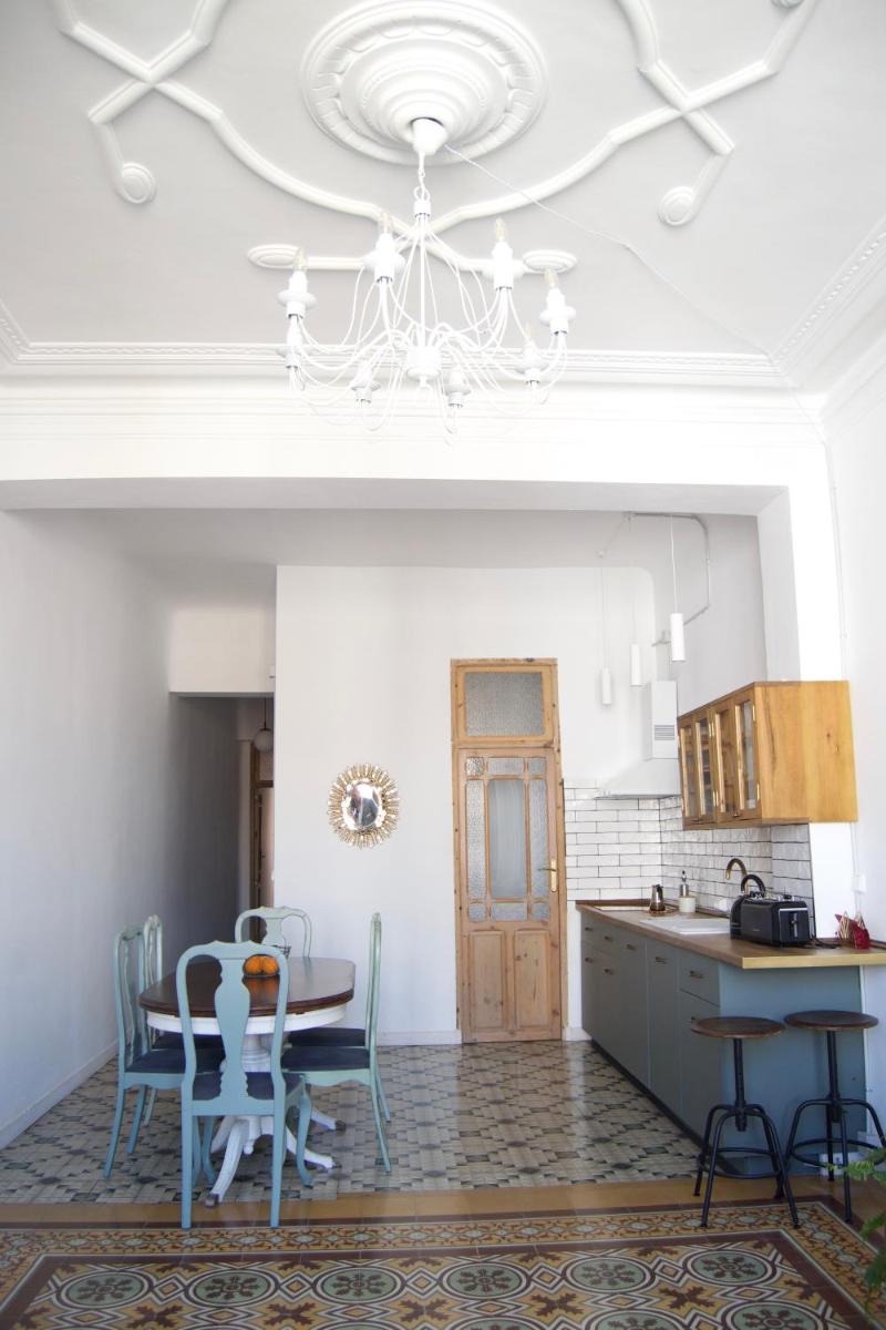 Piso modernista en casco histórico con garaje - Housity