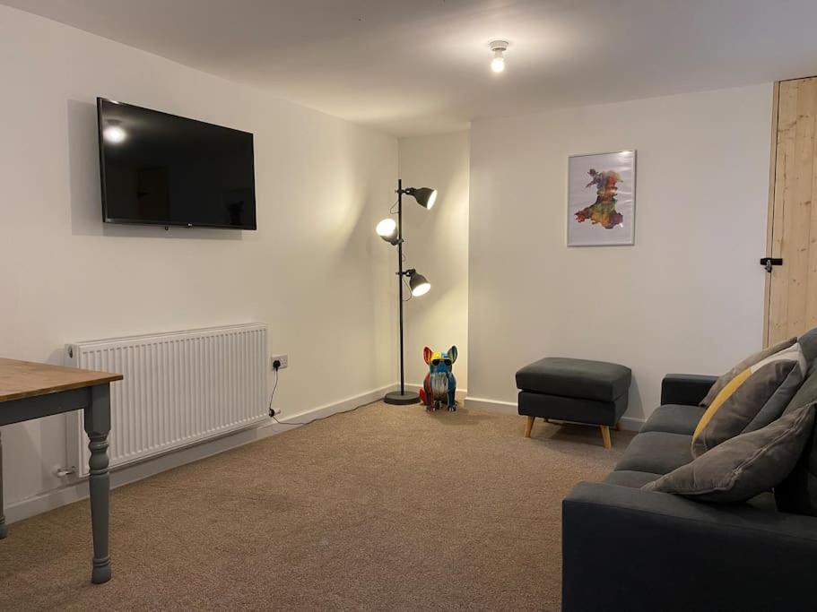 Modern 2 bedroom cottage near Bike Park Wales. - Housity